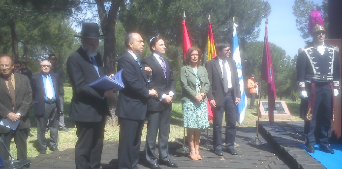 Acto de Yom Hashoá frente al Monumento a las Víctimas del Holocausto (Parque Juan Carlos I, Madrid, 27/4/2014)